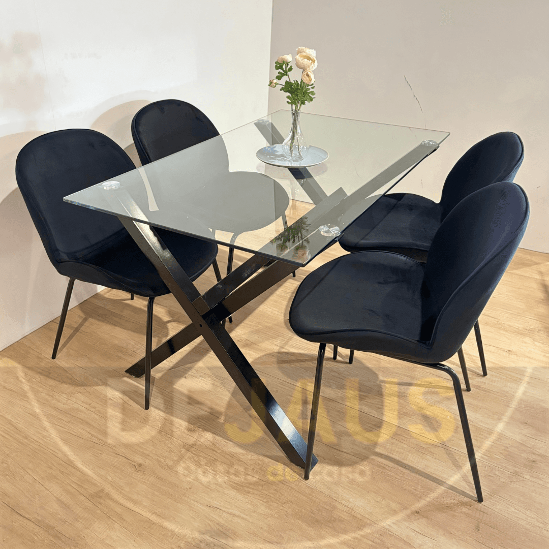 Mesa Medlock Black con 4 Sillas Beetle Black