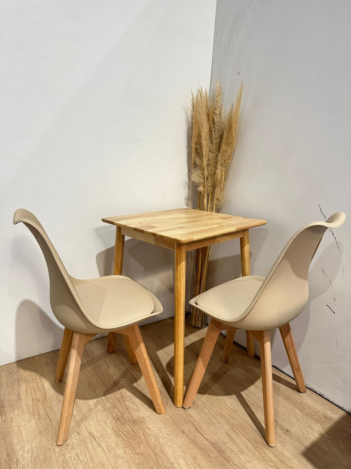 Mesa de Comedor Vema con 2 Sillas Tulip