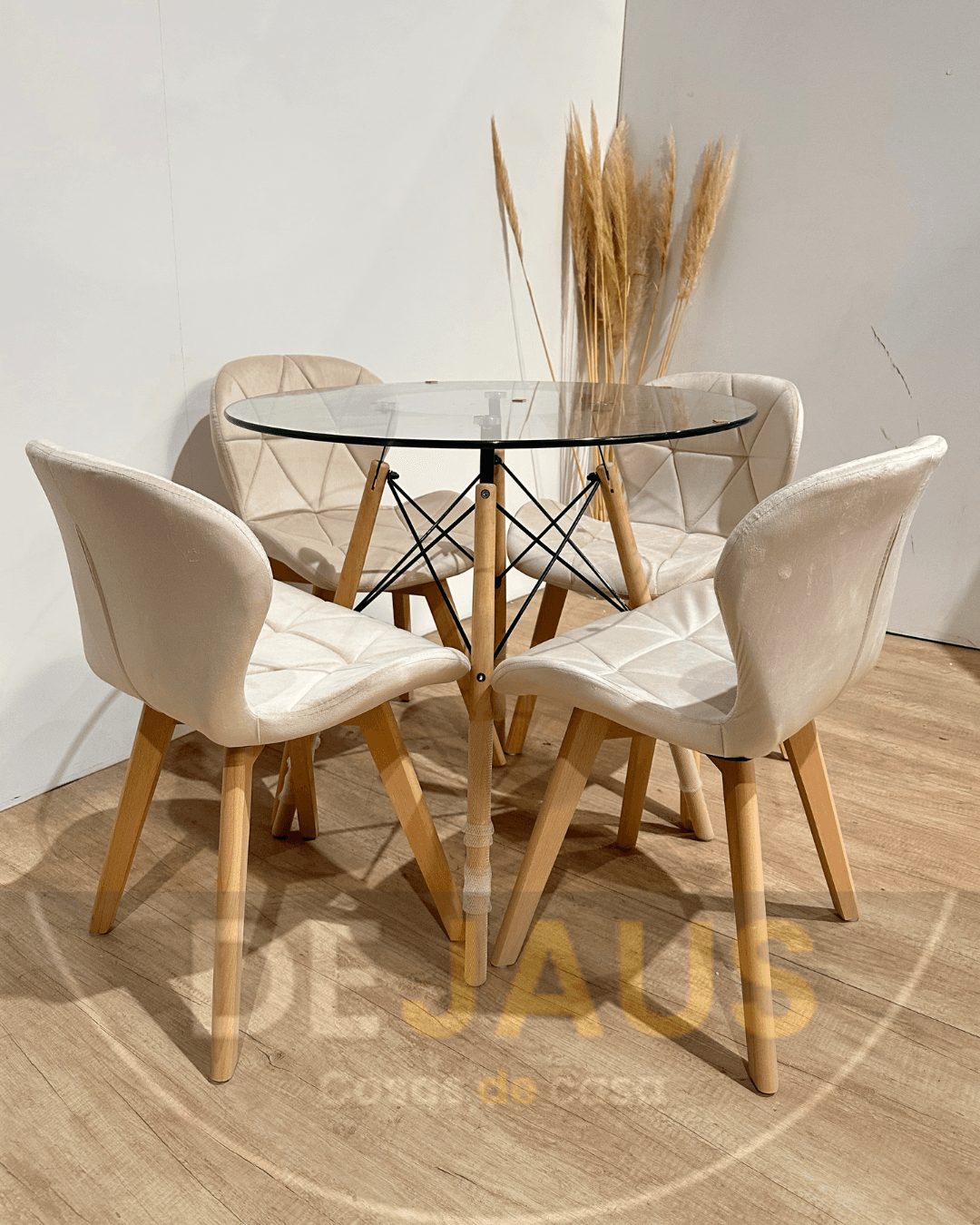Mesa Eames Vidrio con 4 Sillas Mariposa Felpa