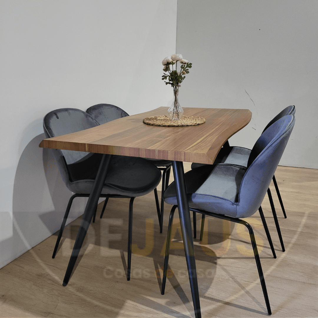 Mesa Rectangular Nordica con 4 Sillas Beetle
