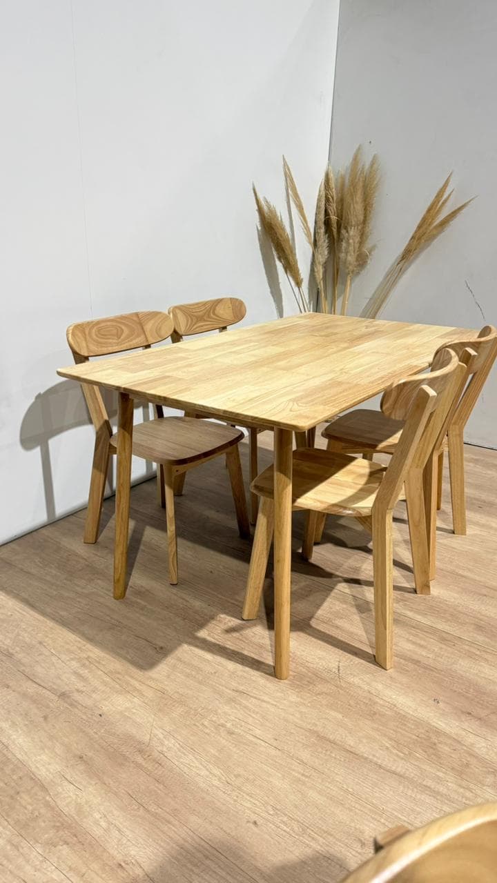 Mesa Vema Rectangular con 4 Silla Fresno Wood
