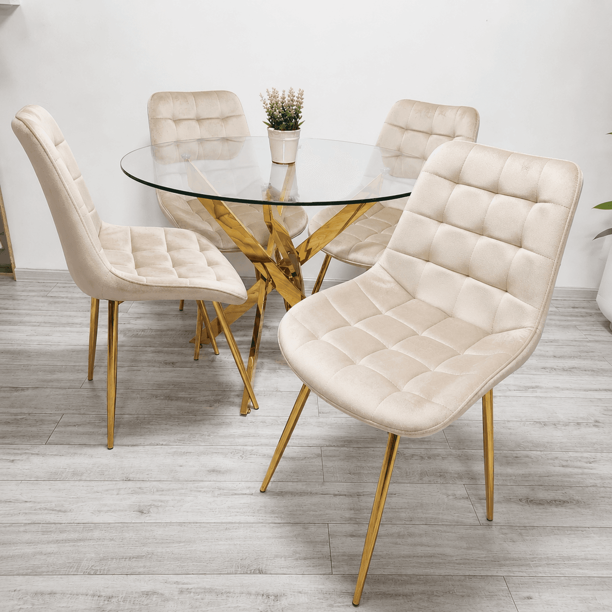 Mesa Dubai Gold con 4 Sillas Botón Gold