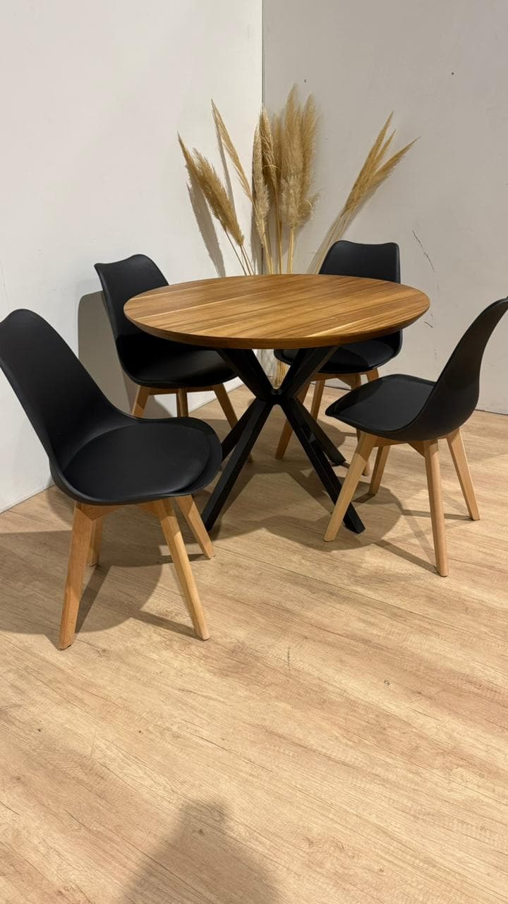 Mesa Nordica Redonda X con 4 Sillas Tulip