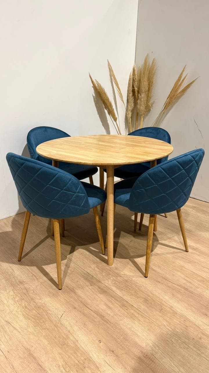 Mesa de Comedor Vema Redonda con 4 Sillas Tokio Felpa