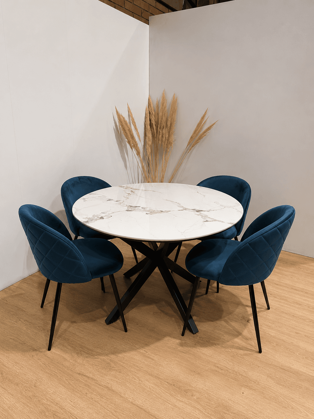 Mesa de Comedor Warwick Redonda Stone mas 4 Sillas Tokio Felpa Black
