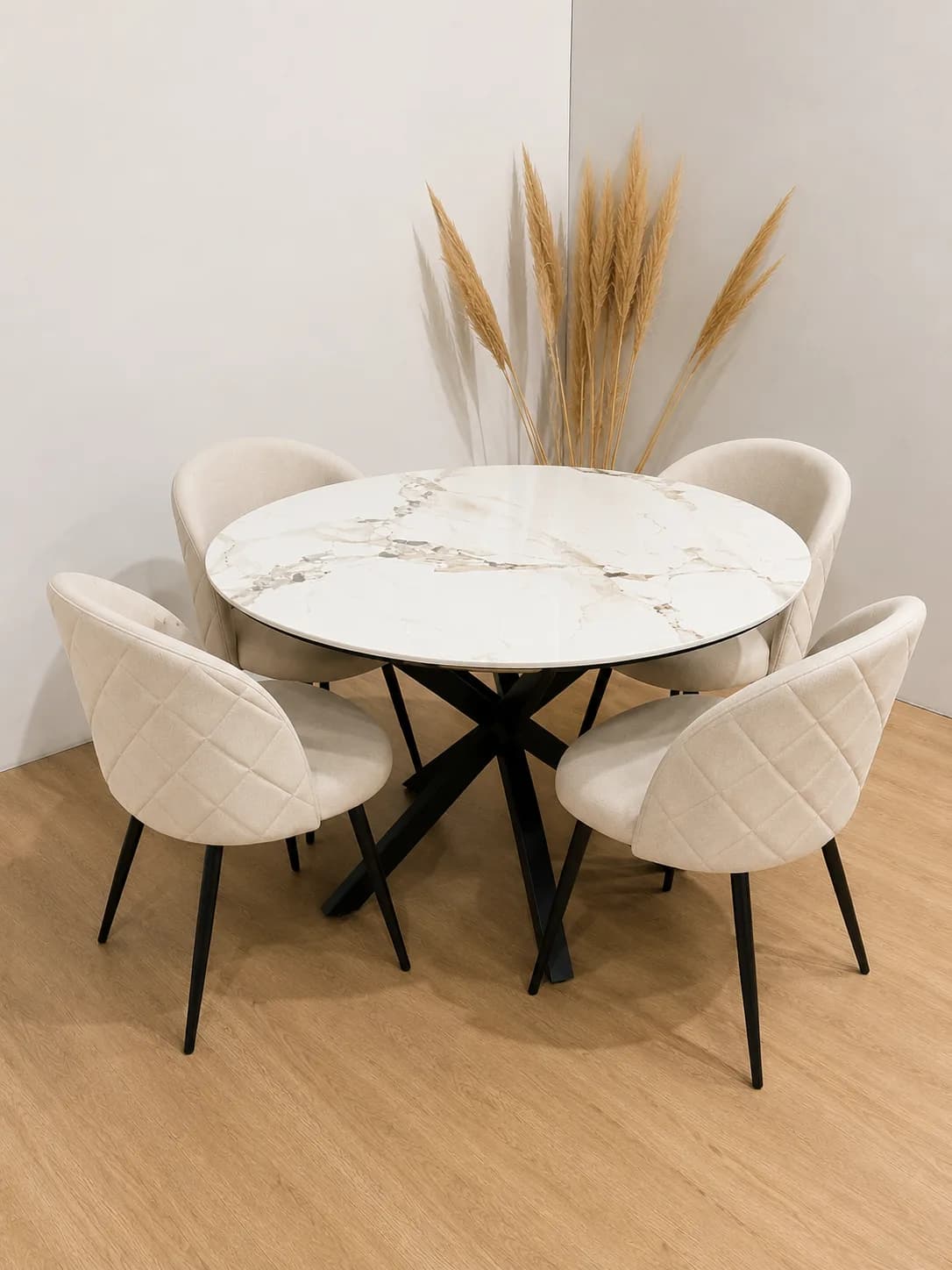 Mesa de Comedor Warwick Redonda Stone mas 4 Sillas Tokio Felpa Black