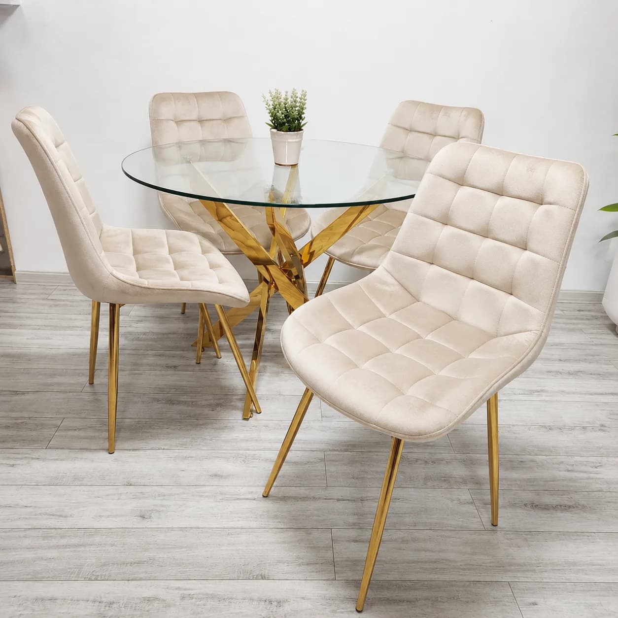 Mesa Dubai Gold con 4 Sillas Botón Gold