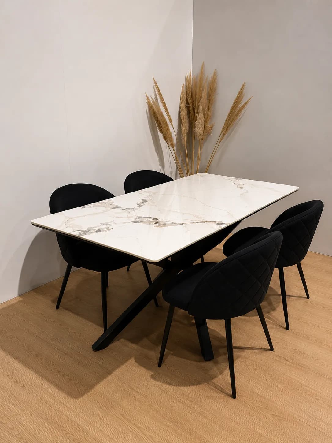 Mesa Rectangular Warwick Stone con 4 Silla Tokio Felpa Black