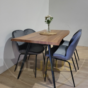 Mesa Rectangular Nordica con 4 Sillas Beetle