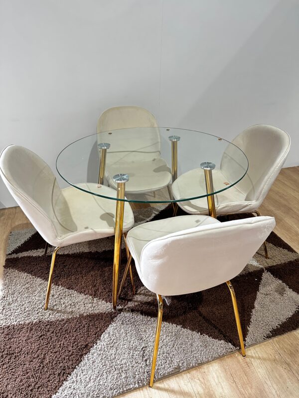Mesa redonda Lyon Gold con 4 Sillas Beetle Felpa Gold