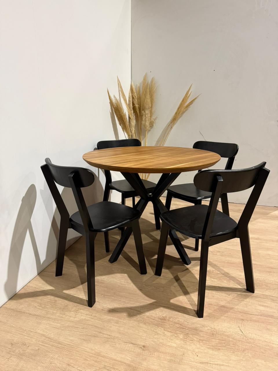 Mesa Redonda Nordica X con 4 Sillas Fresno Madera Negro